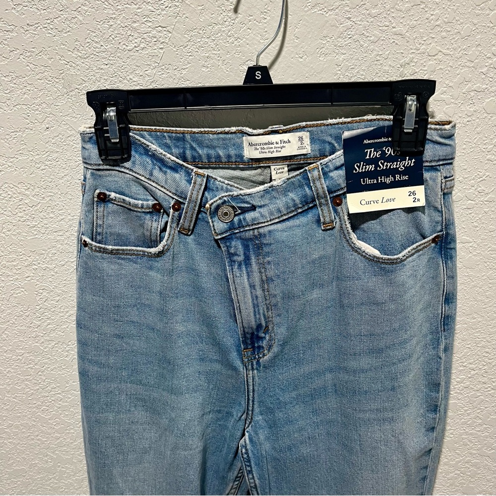 Abercrombie & Fitch NWT The 90’s Slim Straight High Rise Medium Fray Hem Jeans - Picture 3 of 15